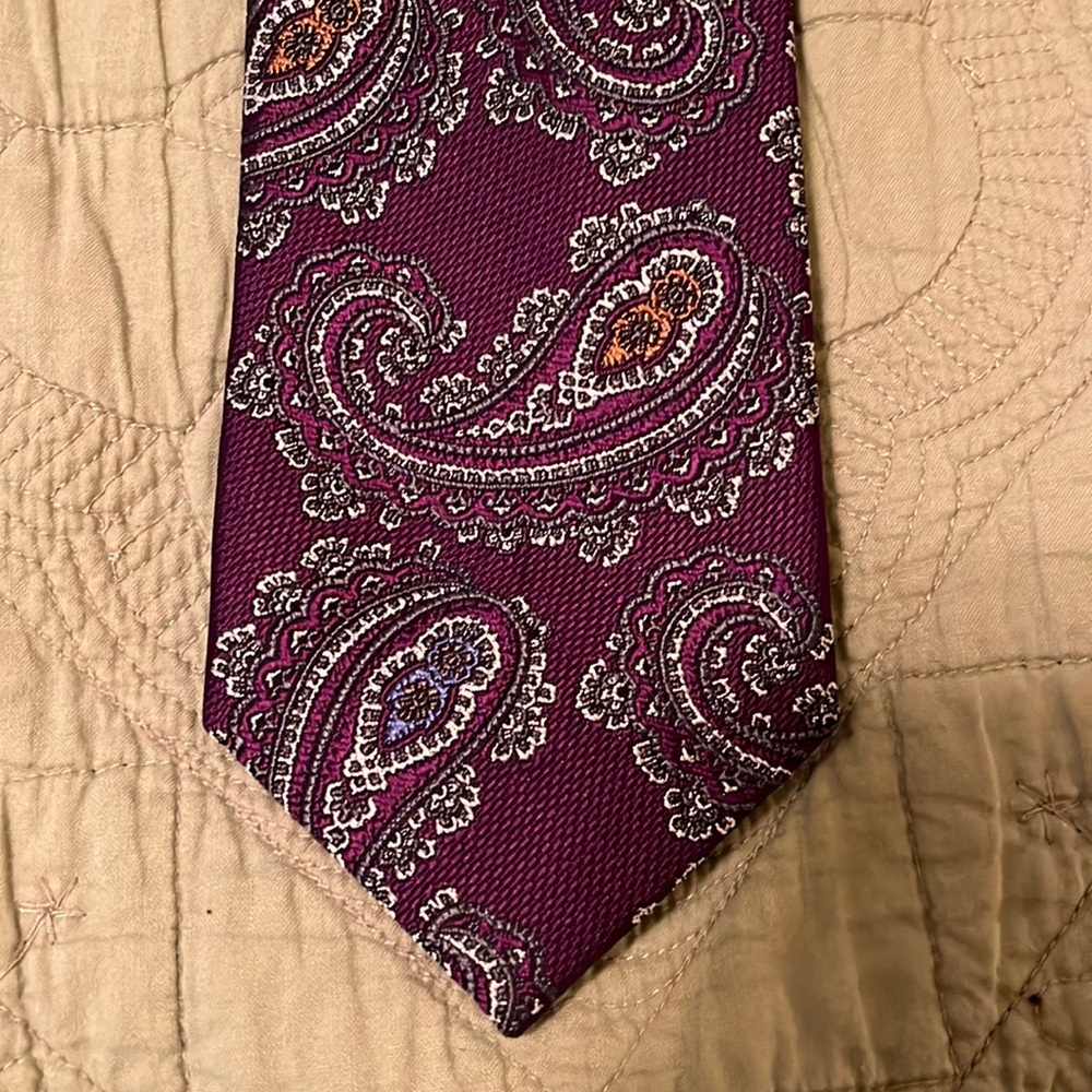 Mens JOS A BANK TIE- Paisley - Manily burgundy(purple) and blue! Great LOOKING!